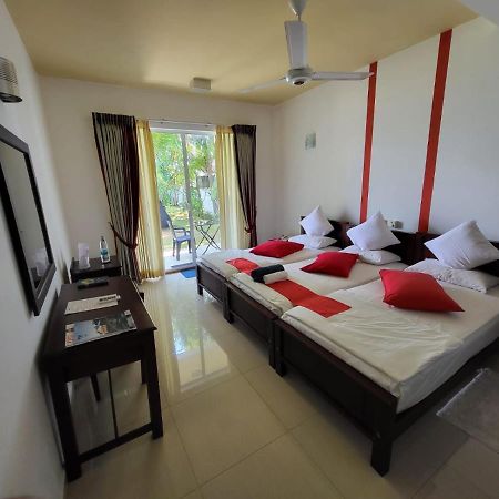 Rainbow Lagoon Resort Негомбо Екстериор снимка